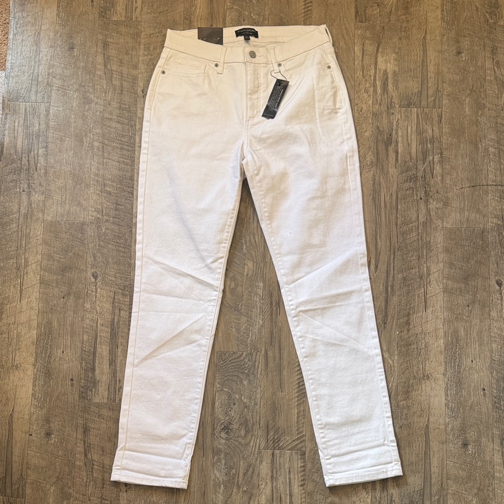 NWT Banana Republic “Curvy Girlfriend” White Straight Leg Jeans - Size 28/6 Tall